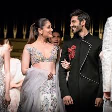 Kareena Kapoor Khan Amp Kartik Aaryan Walks For Manish Malhotra In Singapore Happyshappy kareena kapoor khan amp kartik aaryan