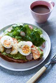 Avocado Tartine With Fried Halloumi Cheese 6 Minute Eggs Recipe Fried Halloumi Halloumi Avocado