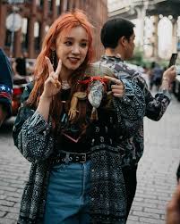 Here S G I Dle S Yuqi Casually Holding An Iguana Because She Can Koreaboo Kpop Girls Kpop Fashion Kpop Girl Groups