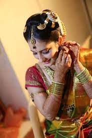 Traditional Tamil Iyengar Hairstyles Aka Andal Kondai We Spotted Brides In In 2021 Indian Bridal Hairstyles Bride Indian Wedding Couple Photography