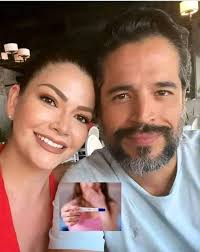 👶🌟 ¡Noticia maravillosa! Ana Patricia y su esposo comparten la hermosa  alegría de que están esperando la llegada de un nuevo bebé a la familia.  💖🍼 ¡La familia se llena de amor