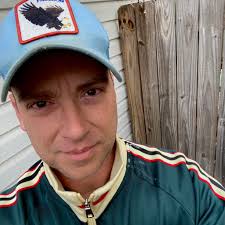 Dear wonderful singers, I want to send my greetings and my best wishes of  love, peace and hope this holiday season to all of you. I am Afro-Colombian  soprano Betty Garcés. Respectful