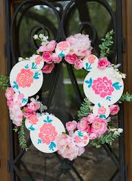 Learn how to make a beautiful hand painted floral christmas ornament with this easy video tutorial, plus dozens more diy christmas ornament ideas this project is part of the seasonal simplicity blog hop hosted by the happy housie, so after you read my post make sure to see all of the other diy. Diy Floral Painted Wood Circle Wreath Design Improvised