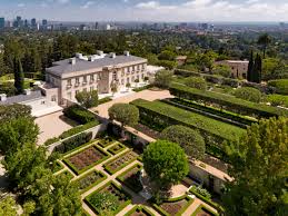 The Most Expensive House In The U S Has Reentered The Market At 245 Million Architectural Digest While many of us live our lives in a small hovel we call home, there are plenty of others at the opposite end of the spectrum, living in some of the world's most fantastically expensive houses.
