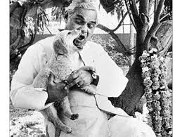 Atal Bihari Vajpayee Kya Khoya Kya Paya When Vajpayee Brought Jagjit Singh Srk Big B Yash Chopra Together The Economic Times Kadmon ko kar apne awaara mausam na honge ye dobara jeet na paayega woh jag mein khud se jo pehle se ho haara kuch naye se woh sapne jahaan dhoond le koi aisi jagah. atal bihari vajpayee kya khoya kya