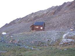 Die fidelitashütte (2.883 m) steht am ostrand des gurgler ferners in den ötztaler alpen in tirol und dient als notlager für das nebenan stehende hochwildehaus. Fidelitashutte 2883m Hutte Alm