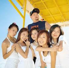 姚子羚（yiu tse ling, elaine），現為無綫電視經理人合約女藝員。 姚子羚原名饒慧玲，藝名為無綫監製錢國偉所改，有活潑跳躍的意思。她生長於小康之家，父親是潮州人，母親是台灣人，她有一姐一妹，其妹是now新聞台女主播饒慧珊。 Tvbå¶åƒåŠ‡ ç•¶å››è'‰è‰ç¢°ä¸ŠåŠå°–æ™‚ èˆŠåŠ‡ç…§æ›å…‰ ç¶²æ°' çˆºé'å›ž è³‡è¨Šå'–