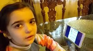 الطّالبة ياسمين حجازي، من الصّفّ الأوّل، تقرأ نصّ "حرف اللّام " بمهارة.