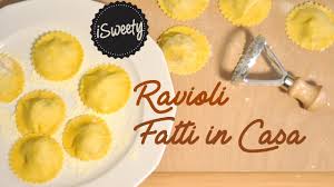 Quando l'acqua è evaporata, scopri la padella e fai cuocere ancora un paio di minuti fino a cottura. Ricetta Ravioli Ripieni Fatti In Casa Facili E Perfetti Fatti A Mano Youtube