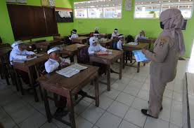 Kenaikan gaji tenaga honorer diupayakan sesuai dengan upah minimum. Subsidi Gaji Bagi Guru Honorer Dan Operator Sekolah Sebesar 1 8 Juta Simak Persyaratannya Literasi News