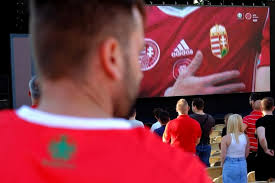 Eb lesz, és eddig csak néhány alkalommal fordult elő, hogy 2 ország közösen rendezhetett bajnokságot, ez azonban drasztikusan változott ezúttal, 11 tagország 11 városában lesznek. Foci Eb 2021 Szurkolas Galeria Nyiregyhaza Megyei Jogu Varos Portalja Nyiregyhaza Tobbet Ad