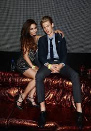 Ma starszą siostrę, ashley, która wystąpiła razem z nim w szkolnym poradniku przetrwania 3. Vanessa Hudgens And Austin Butler Split Up After Over 8 Years Together Wedding Channel Africa