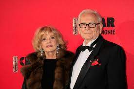 First couturier to bring women fashion down into the street and revolutionize men's style. Jeanne Moreau Pierre Cardin Temoigne De Leur Vie Amoureuse Lorsqu Ils Etaient En Couple
