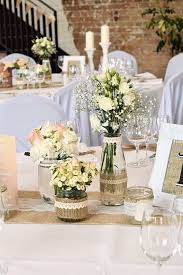 Vintage hochzeit mit dekoration in pastellfarben! Vintage Tischdekoration In Weiss Tischdeko Hochzeit Vintage Dekoration Hochzeit Tischdekoration Hochzeit