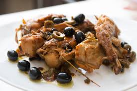 Sfumate con il vino bianco, lasciatelo evaporare e cuocete, coperto, su fiamma dolce per circa 45 minuti, girando spesso. Coniglio Nel Wok Con Capperi E Olive