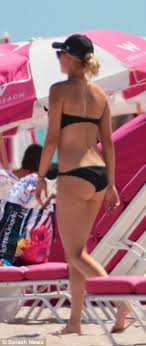 Find the latest news, pictures, and opinions about ana bogdan. Stan Wawrinka And Girlfriend Donna Vekic Relax On Beach Daily Mail Online