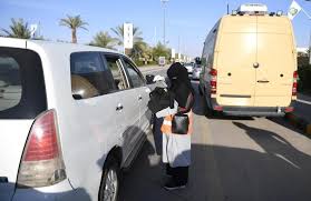 بالصور النساء تشارك في تأمين الجنادرية 33 Car Door Vehicles Hold On