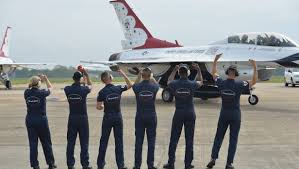 Same case happens in apr 23 same year in barksdale air force base airshow, but then #2 landed and only five thunderbirds finishing the show. Flying With The Thunderbirds The F 16 Ride Of My Life