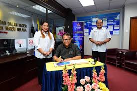 Kerajaan ini didirikan oleh parameswara, kemudian mencapai puncak kejayaan pada abad ke 15 dengan menguasai jalur pelayaran selat melaka, sebelum ditaklukan oleh portugal tahun 1511. Kpdnhep No Twitter Lawatan Kerja Ke Yb Menteri Kpdnhep Di Melaka Ayer Keroh Rabu 13 Mei Yb Menteri Kpdnhep Datuk Alexander Nanta Linggi Hari Ini Mengadakan Lawatan Kerja Ke Salah Sebuah