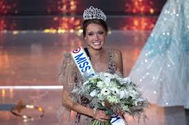 التقويم الميلادي 2021 لكامل السنة 2021 كما ان التقويم يتقاطع مع التقويم الهجري لعام 1442 او العربي ويوضح اسماء الاشهر وترتيبها الرقمي ويتيح لك الموقع امكانية طباعة. Ø§Ø®ØªÙŠØ§Ø± Ù…Ù„ÙƒØ© Ø¬Ù…Ø§Ù„ ÙØ±Ù†Ø³Ø§ Ù„Ø³Ù†Ø© 2021 ØµÙˆØ± ÙÙŠØ¯ÙŠÙˆ Rt Arabic