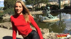 GERMAN SCOUT - SKINNY COLLEGE TEEN EMILY PARLE POUR BAISER À UN CASTING  DANS LA RUE