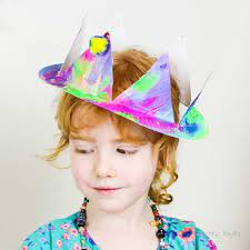 Paint a paper plate red, and allow to dry: Easy Paper Plate Party Hats