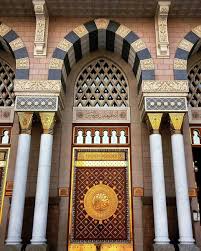 Selama ini, aku sering merasa khawatir terhadap nasib anak dan istriku seandainya aku mati dalam waktu dekat. Masjid Nabawi Mosque Art Mosque Architecture Islamic Art