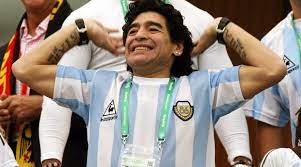 Diego maradona (r) gilt in neapel als lebende legende und wurde 2017 als ehrenbürger der stadt ausgezeichnet. 55 000 Euro Fur Maradona Trikot Sky Sport Austria