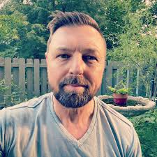 Kenny Bishop's Instagram, Twitter & Facebook