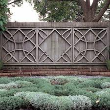 Den Sichtschutzzaun Verschonern Oder Neu Gestalten Sichtschutzzaun Garten Garten Gartenmauern