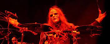 Joey jordison, ex batterista della nu metal band slipknot è morto all'età di 46 anni. Wzggeaegeei8xm