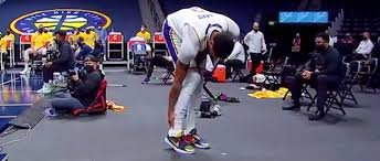 What is anthony davis' injury? Anthony Davis Left Lakers Nuggets After Aggravating An Achilles Injury