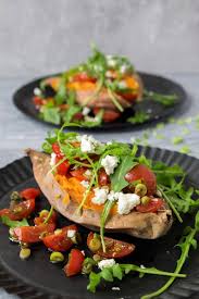 Gebackene Susskartoffel Mit Tomate Rucola Feta Rezept Gebackene Susskartoffel Uberbackene Susskartoffeln Kartoffelauflauf Vegetarisch