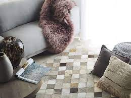Kombiniert mit ledermöbeln wirken schwarze rinderfelle modern. Teppich Kuhfell Grau Braun Kariertes Muster Verschiedene Grossen Banaz Beliani De