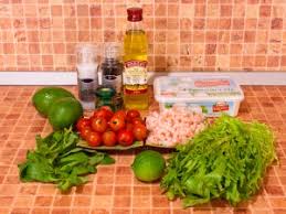 салат с креветками и авокадо и яйцом и помидорами Salat S Mocarelloj Pomidorami Krevetkami I Avokado Recept Salat S Mocarelloj Pomidory Avokado