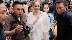 Memang cantik pakai di hari raya kan , budak2 memang suka baju tshirt. Contek Gaya Busana Modest Wear 4 Artis Ini Untuk Lebaran Nanti Yuk