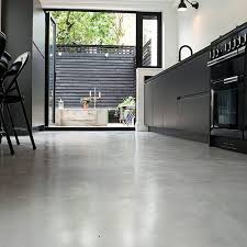 Revetement Sol En Resine Epoxy 35 Idees En Photos Maison Etage Sols En Ciment Installation Cuisine