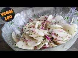 Rettichsalat 1 Grosser Rettich 2 Rote Zwiebeln Schnittlauch 2 El Heller Balsamicoessig 4 El Rapsol 1 El Senf Mittelscharf 1 El Tafe Rettichsalat Rettich Lecker