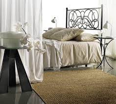 Pour conserver l'authenticité du lieu (notamment celle des tomettes à l'ancienne et du lit en fer forgé), la décoration de cette chambre de petite fille reste discrète, avec du linge de lit, une draisienne en bois et un tutu de. Chambre Fer Forge Avec Art Bambou