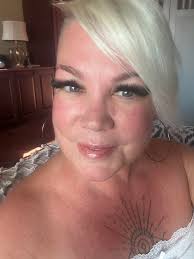 Who can color platinum blonde hair with regrowth in Poulsbo?