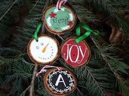 Tutti riuniti attorno alla tavola imbandita, tovaglia bianca. Decorazioni Fai Da Te Per L Albero Di Natale