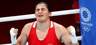 69 kiloda boksta finale yükselme başarısı gösteren sürmeneli, ülke gündemine bomba gibi düştü.bu başarısı busenaz sürmeneli kimdir?busenaz sürmeneli kaç yaşında gibi soruların ortaya çıkmasına neden oldu. Uswtvheyzgo2ym