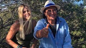 La relazione tra loredana lecciso e albano carrisi prosegue a gonfie vele.i due, che per un lungo periodo di tempo sono stati separati, si sono riavvicinati e, lontani dal gossip e da occhi indiscreti, hanno iniziato a rivivere un amore grande, più di quanto i detrattori abbiano mai immaginato.la storia tra la showgirl e il cantante, infatti, non è sempre stata. Albano Carrisi E Loredana Lecciso Compagni Quasi Perfetti