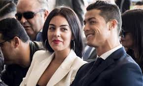 We hope you enjoy our growing collection of hd images to use as a background or home screen for your smartphone or computer. Ce A Primit Cristiano Ronaldo Cadou De La Georgina Rodriguez Iubita Lui
