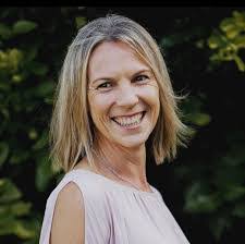 Shelley Mclean's Instagram, Twitter & Facebook