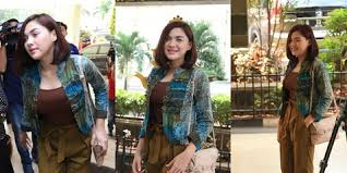 Maybe you would like to learn more about one of these? Potong Rambut Pendek Vicky Shu Terlihat Seperti Abg Kapanlagi Com