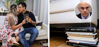 Compre o livro «winter» de em wook.pt. Sara Winter Usa Livros De Alexandre De Moraes Como Suporte De Sofa Brasil 247