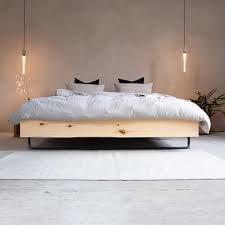 96 x 70 x 206 cm (b x h x t) große bett in bianco lackiert punktet mit einer schlichten optik und lässt sich gut zu. Kufen Massivholzbett Aus Kiefer Localhandmade De
