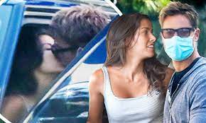 Hartley, 44, and his former the young and the restless costar pernas, 31, were snapped in malibu at the top of the month with a set of rings different from the ones they wore on the red carpet sunday. Justin Hartley Kisses His Former Co Star Sofia Pernas Amid Chrishell Stause Divorce Daily Mail Online