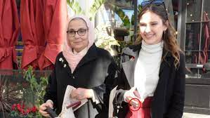 Doğumundan iki yıl sonra ailesi boşandı ve annesinin şarkıcı olması nedeniyle kendisi de müziğe yöneldi. Alina Boz 17 Yas Buyuk Mithatcan Ozer Le Evleniyor Mu Gercek Gundem